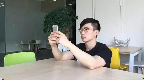 低头看手机照片,手机照片中的生活缩影