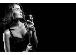 美女唱歌图片,美女歌手倾情演绎，惊艳画面尽收眼底